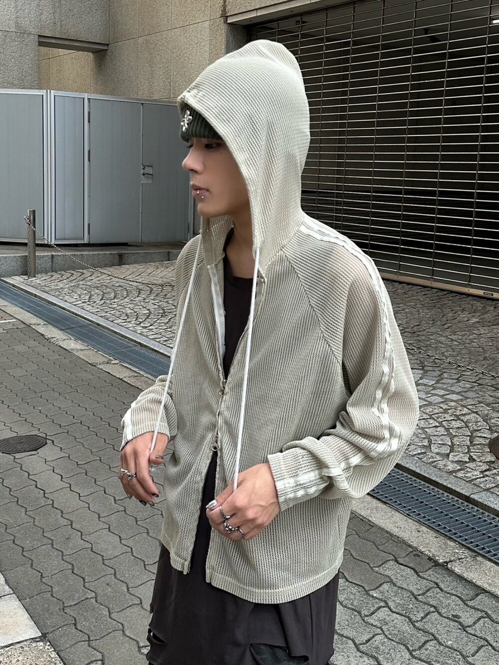 ベージュ系のパーカーを着用したメンズの秋コーディネートの4枚目の写真