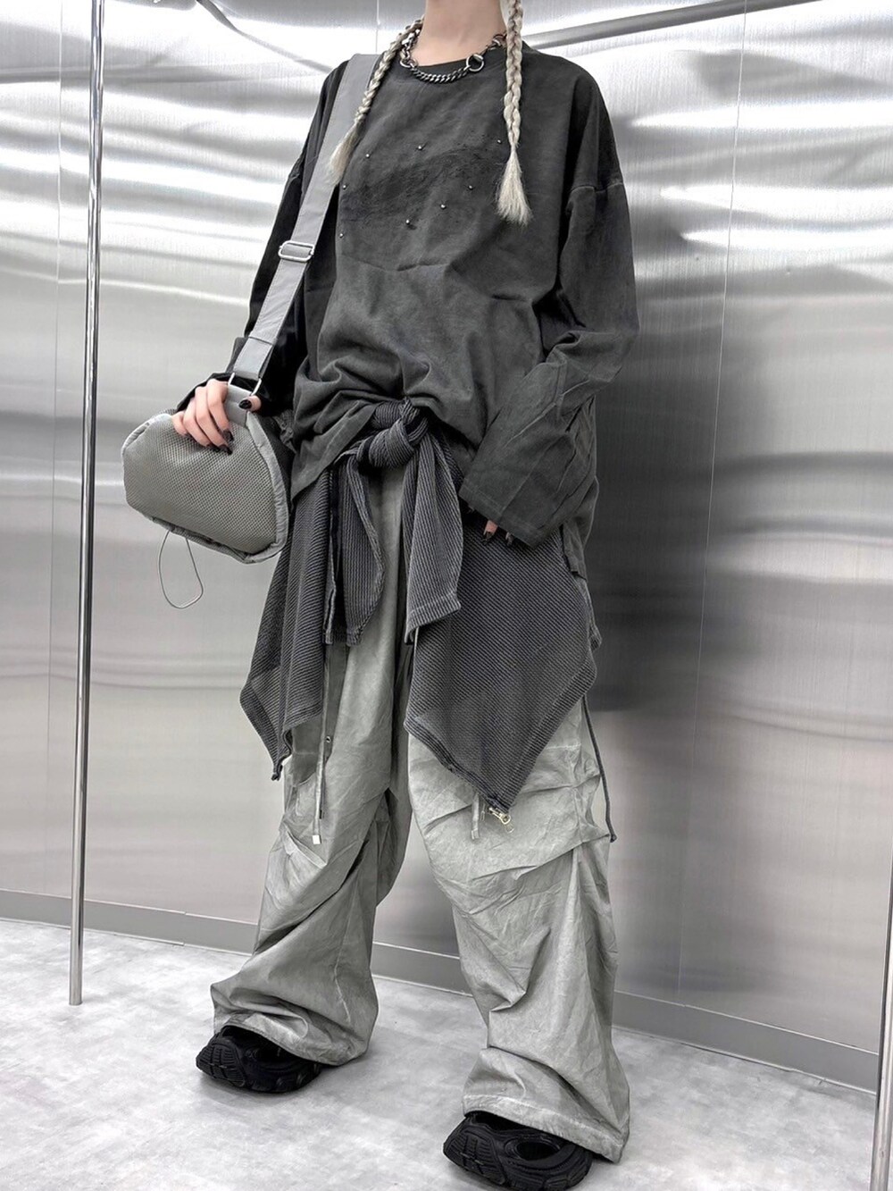 グレー系のTシャツ/カットソー、グレー系のパーカーを着用したレディースの秋コーディネートの2枚目の写真