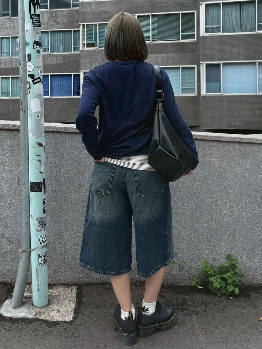 ブラック系のショルダーバッグ、ホワイト系のタンクトップ、ブルー系のTシャツ/カットソーを着用したレディースの夏コーディネートの2枚目の写真