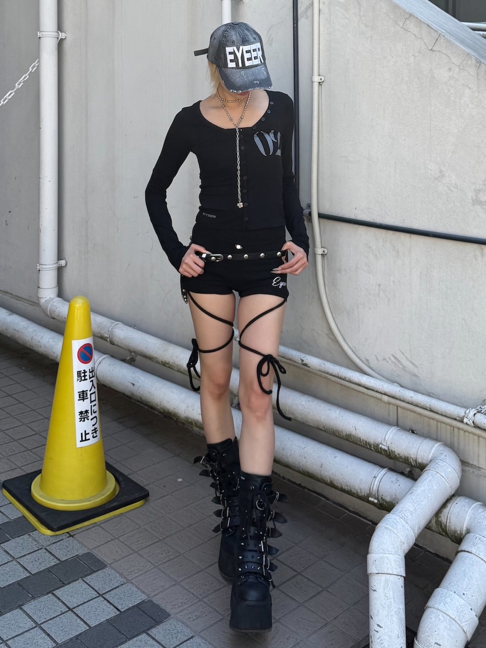ブラック系のTシャツ/カットソー、ブラック系のキャップを着用したレディースの春コーディネートの2枚目の写真