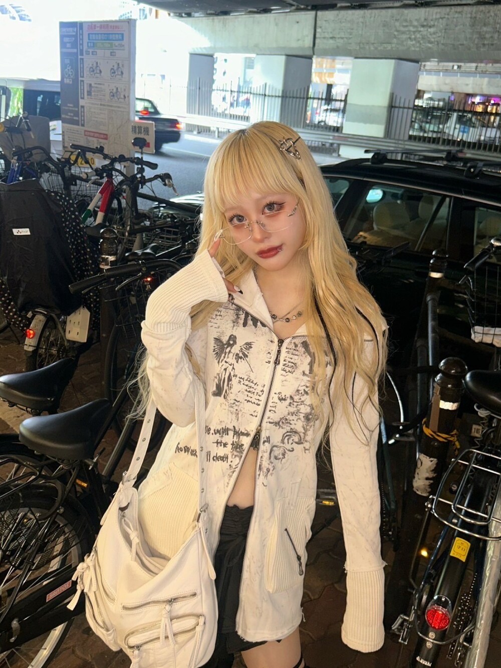 「モノトーンコーデ、モノトーン、お出かけコーデ、初秋コーデ、休日スタイル、フリル、バッグ、パーカー、韓国ファッション、ヘアピン、ホワイト、レッグウォーマー、秋コーデ、ネックレス、オーバーサイズ」｜「Never mind the XU / Chikashitsu+の韓国ファッション XU エックスユー  tribal heart metal hair clip トライバルデザインヘアピン 幾何学模様ヘアピン ハートヘアピン ストリートアクセサリー メタルヘアピン ヘアクリップ 韓国ファッション 韓国ストリート ストリートファッション（ヘアピン、シルバー系）」を使った、Never mind the XU / Chikashitsu+さん（レディース・153cm）の夏コーディネートの2枚目の写真