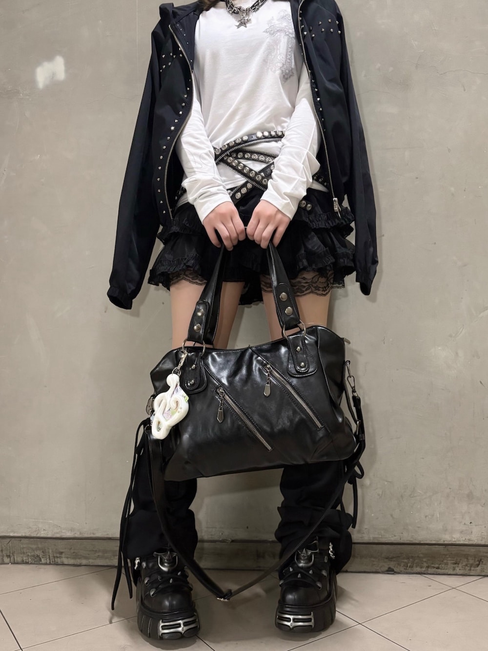 ホワイト系のTシャツ/カットソー、ブラック系のショルダーバッグ、ホワイト系のカードケースを着用したレディースの夏コーディネートの3枚目の写真