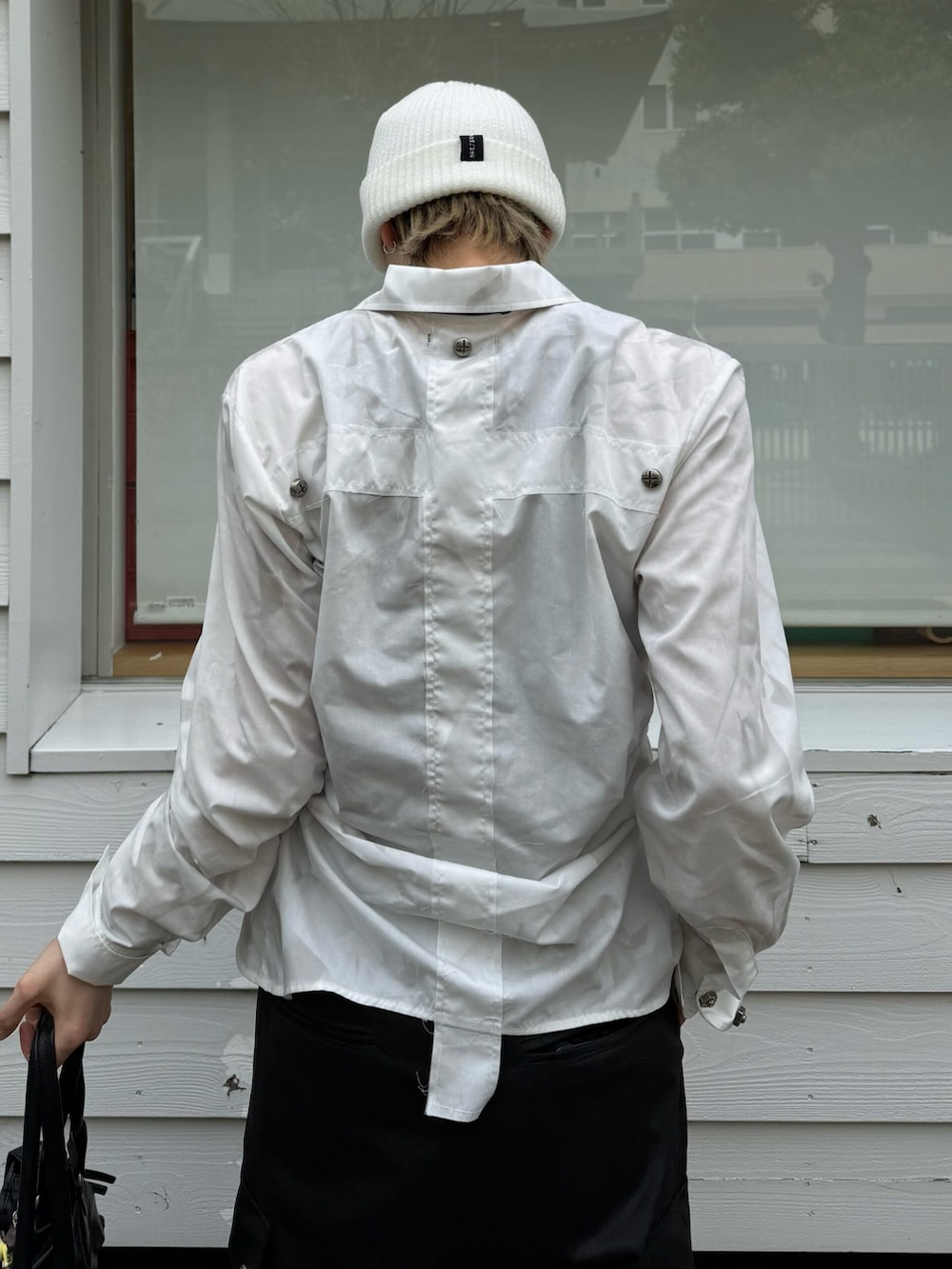 ブラック系のカーゴパンツ、ホワイト系のニットキャップ/ビーニーを着用したメンズの夏コーディネートの3枚目の写真