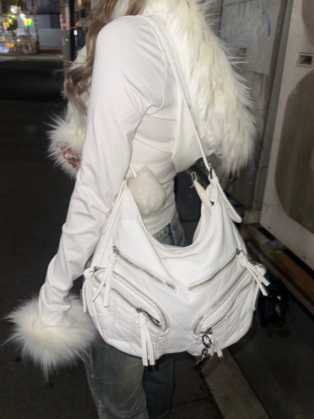 ホワイト系のショルダーバッグ、ブラック系のキーホルダーを着用したレディースの冬コーディネートの5枚目の写真