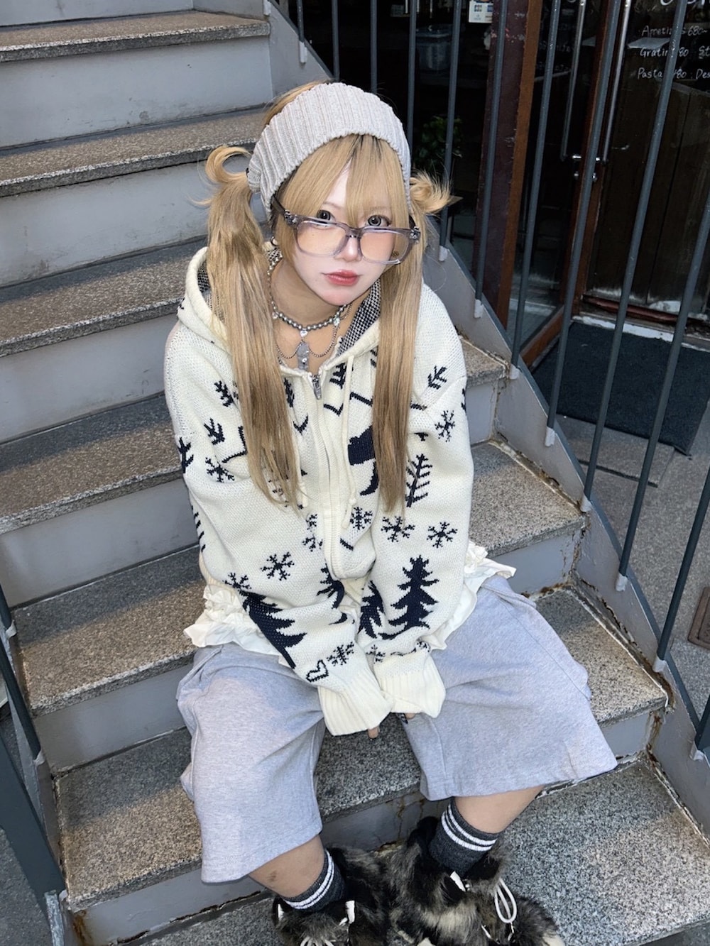 ブラック系のブーツ、グレー系のヘアバンドを着用したレディースの冬コーディネートの3枚目の写真