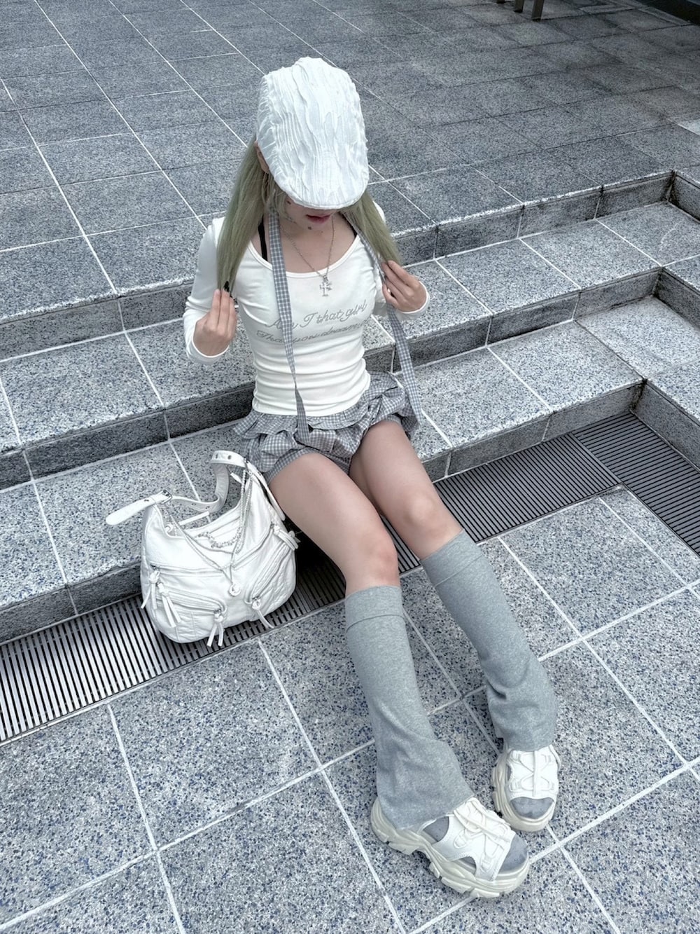 ホワイト系のTシャツ/カットソー、ホワイト系のショルダーバッグ、ブルー系のその他パンツを着用したレディースの冬コーディネートの2枚目の写真