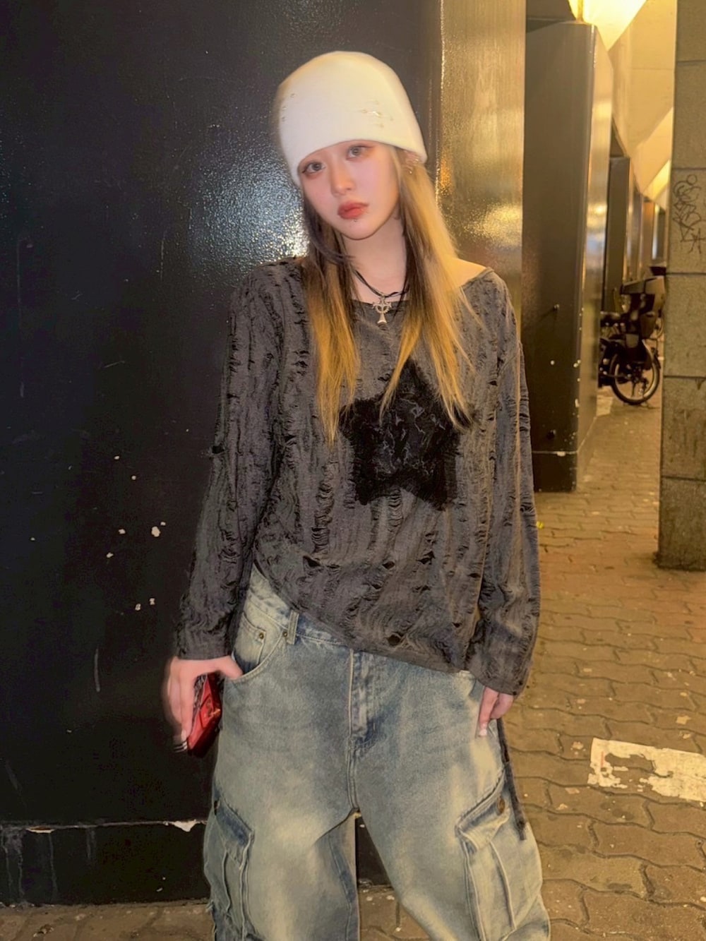 ブラウン系のTシャツ/カットソー、ブルー系のデニムパンツ、ホワイト系のニットキャップ/ビーニーを着用したレディースの夏コーディネートの2枚目の写真