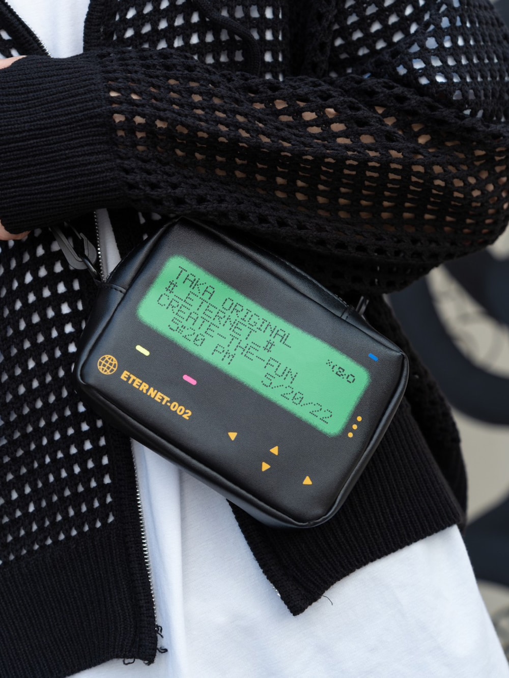 ブラック系のパーカー、ブラック系のショルダーバッグ、ブラック系のヘアバンドを着用したメンズの夏コーディネートの4枚目の写真