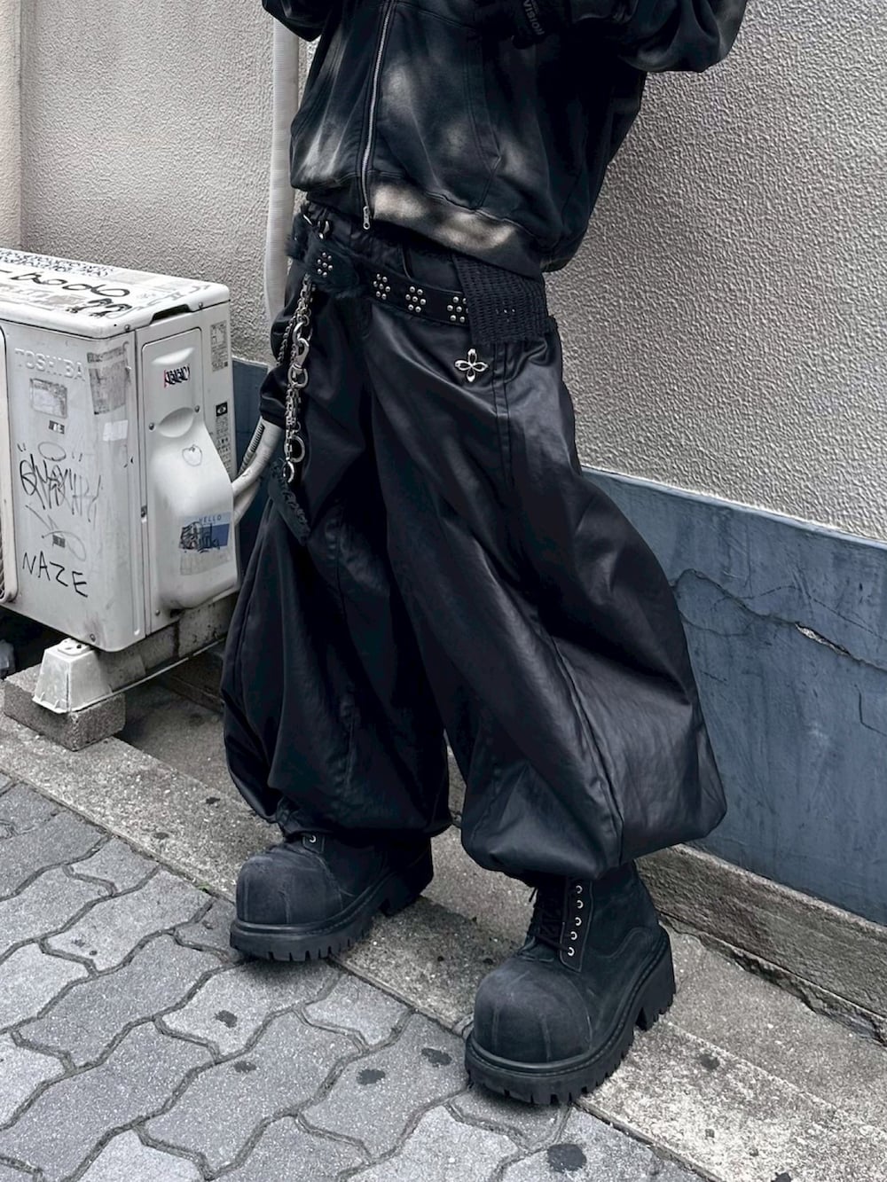 ブラック系のパーカー、ブラック系のデニムパンツ、ブラック系のキャップを着用したメンズの秋コーディネートの5枚目の写真