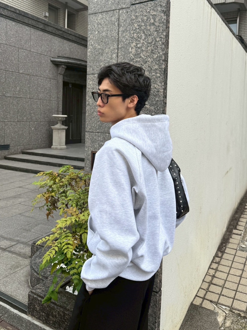 グレー系のパーカーを着用したメンズの秋コーディネートの4枚目の写真