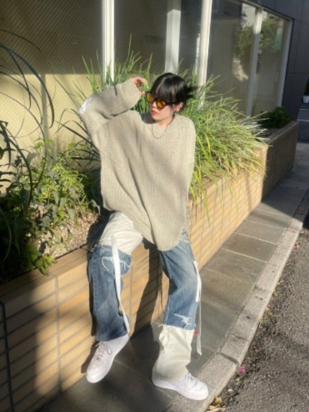 ベージュ系のニット/セーターを着用したレディースの秋コーディネートの3枚目の写真