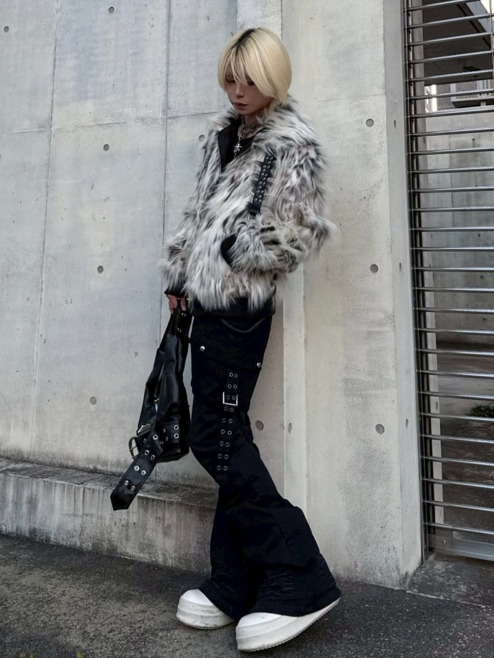 ブラック系のブルゾン、ブラック系のデニムパンツを着用したメンズの冬コーディネートの2枚目の写真