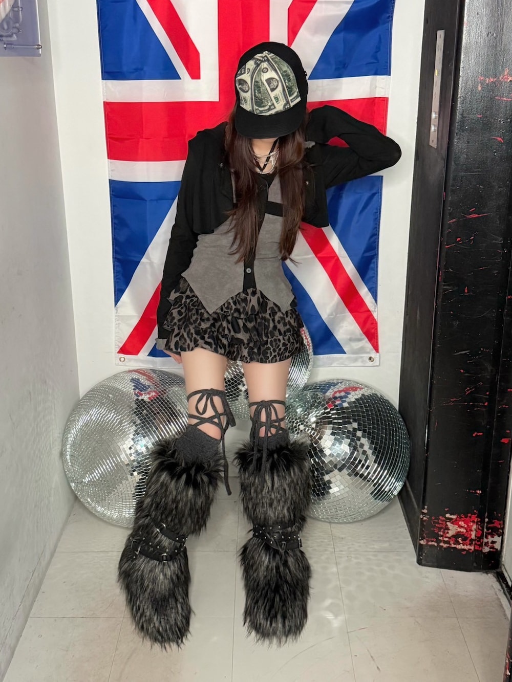 ブラック系のブーツ、ブラック系のレッグウォーマーを着用したレディースの冬コーディネートの2枚目の写真