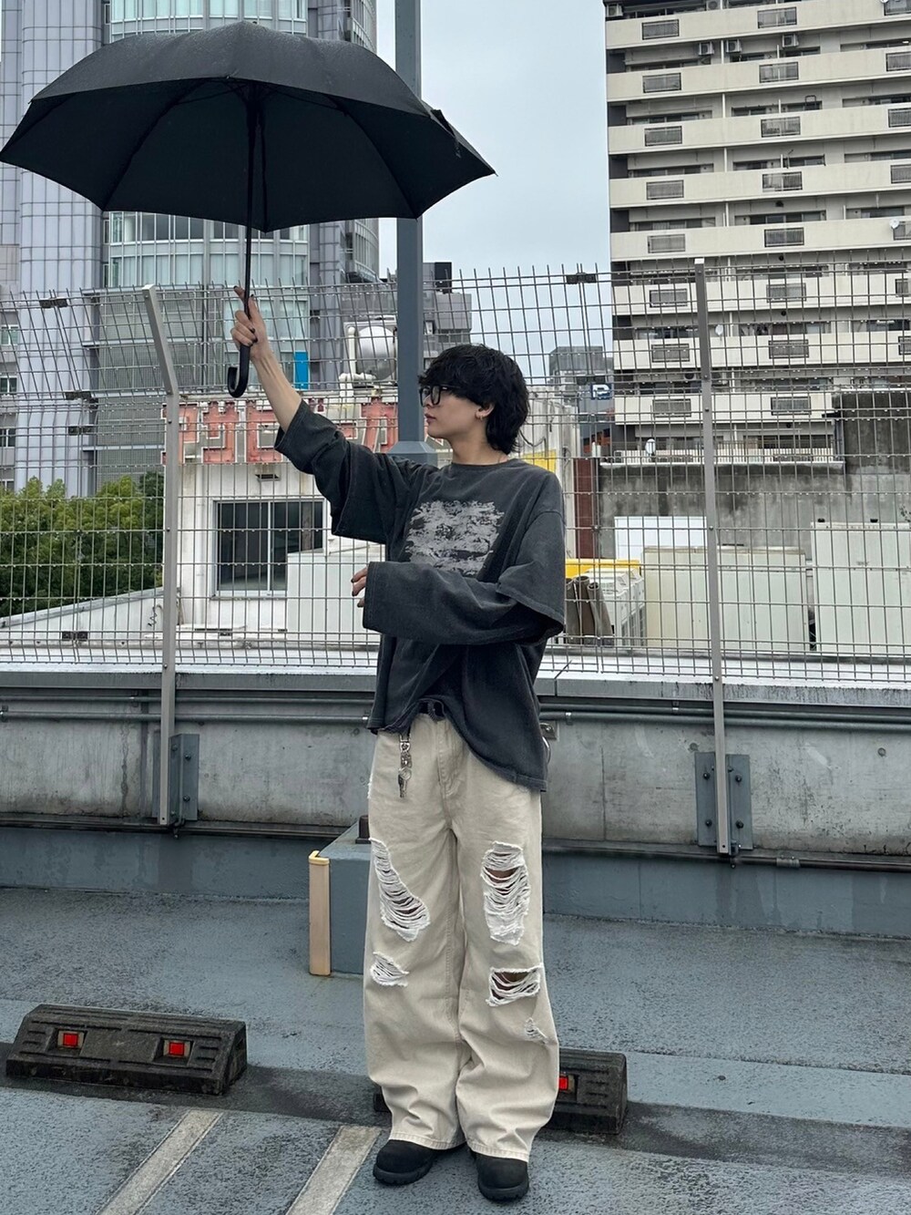 グレー系のTシャツ/カットソー、ベージュ系のデニムパンツを着用したメンズの夏コーディネートの2枚目の写真
