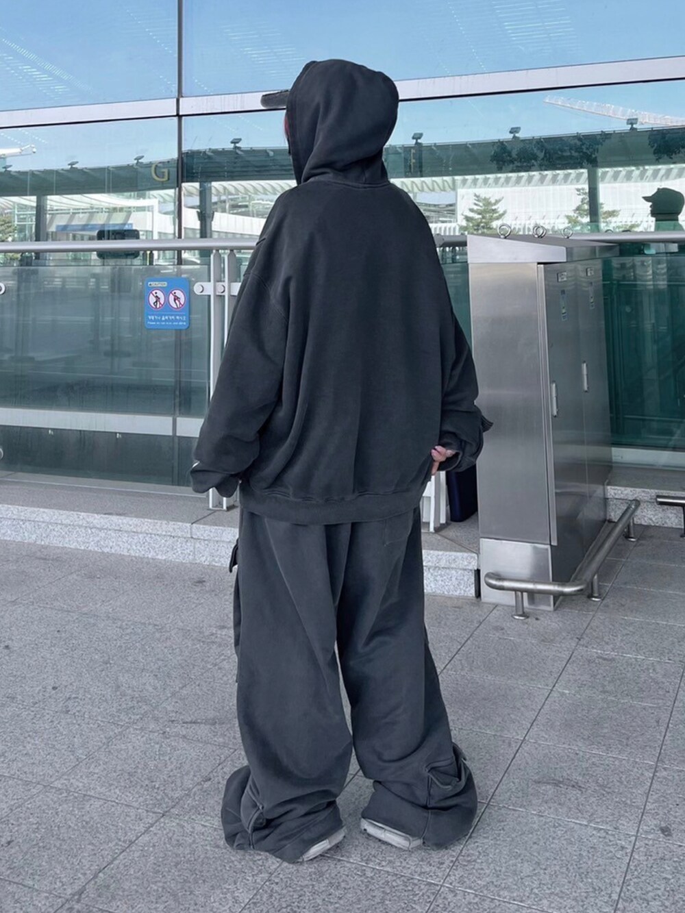 グレー系のスウェットパンツ、グレー系のパーカーを着用したレディースの春コーディネートの4枚目の写真