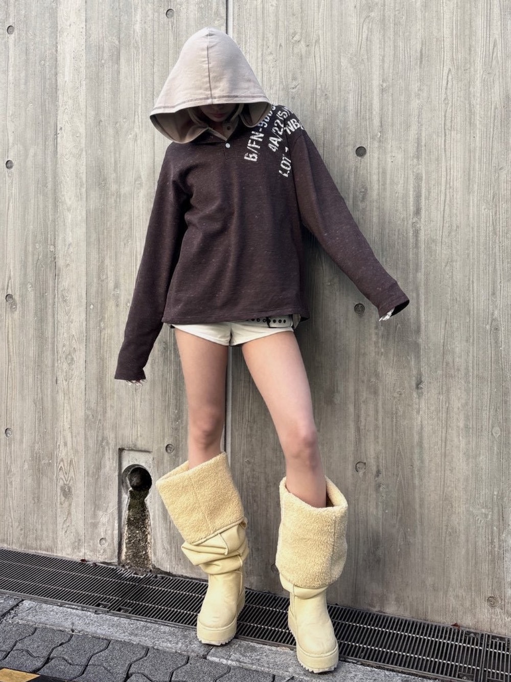 ブラウン系のTシャツ/カットソーを着用したレディースの春コーディネートの2枚目の写真