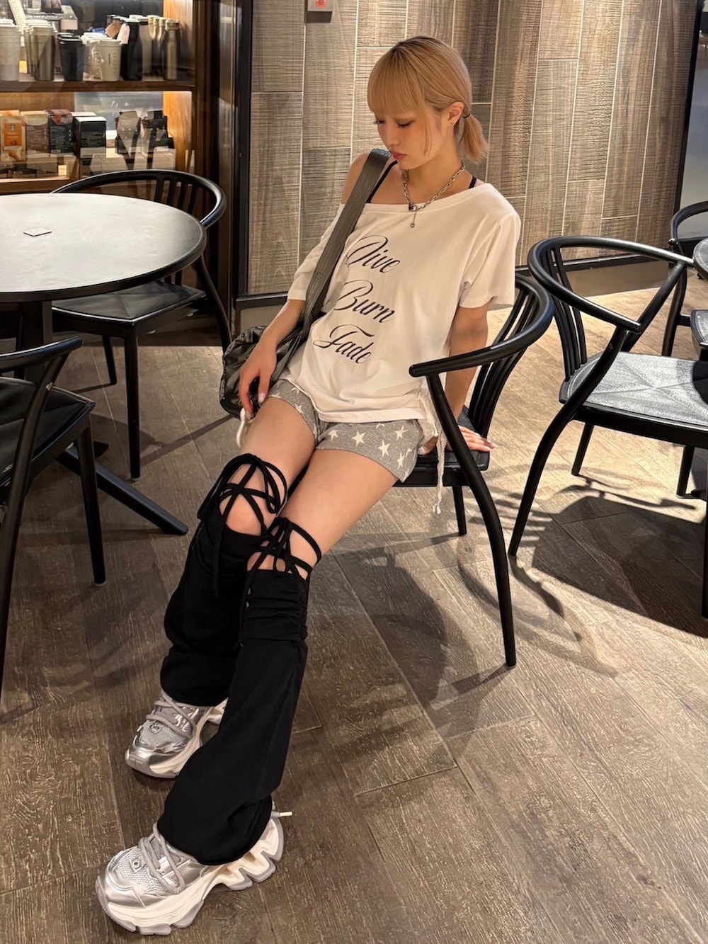 グレー系のボストンバッグ、グレー系のスウェットパンツ、ホワイト系のTシャツ/カットソーを着用したレディースの夏コーディネートの2枚目の写真