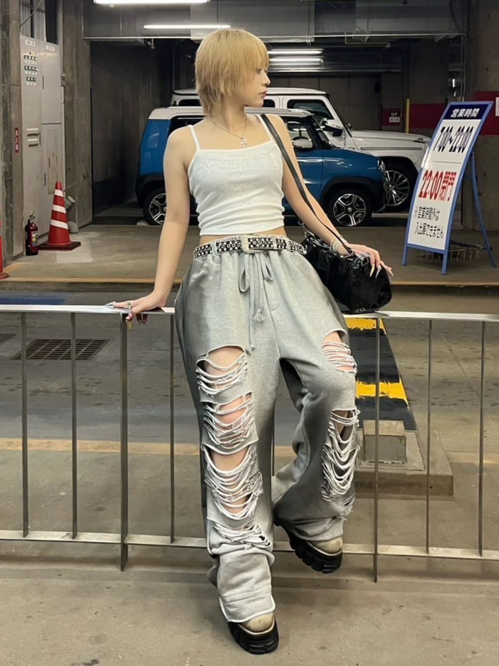 グレー系のスウェットパンツ、ホワイト系のキャミソール、シルバー系のネックレスを着用したレディースの夏コーディネートの2枚目の写真