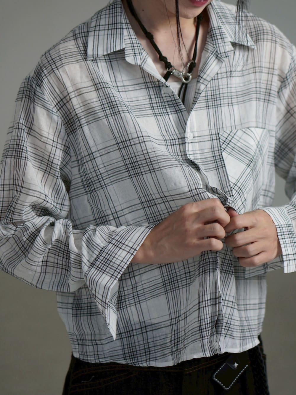 ホワイト系のシャツ/ブラウス、ブラック系のデニムパンツを着用したメンズの夏コーディネートの4枚目の写真