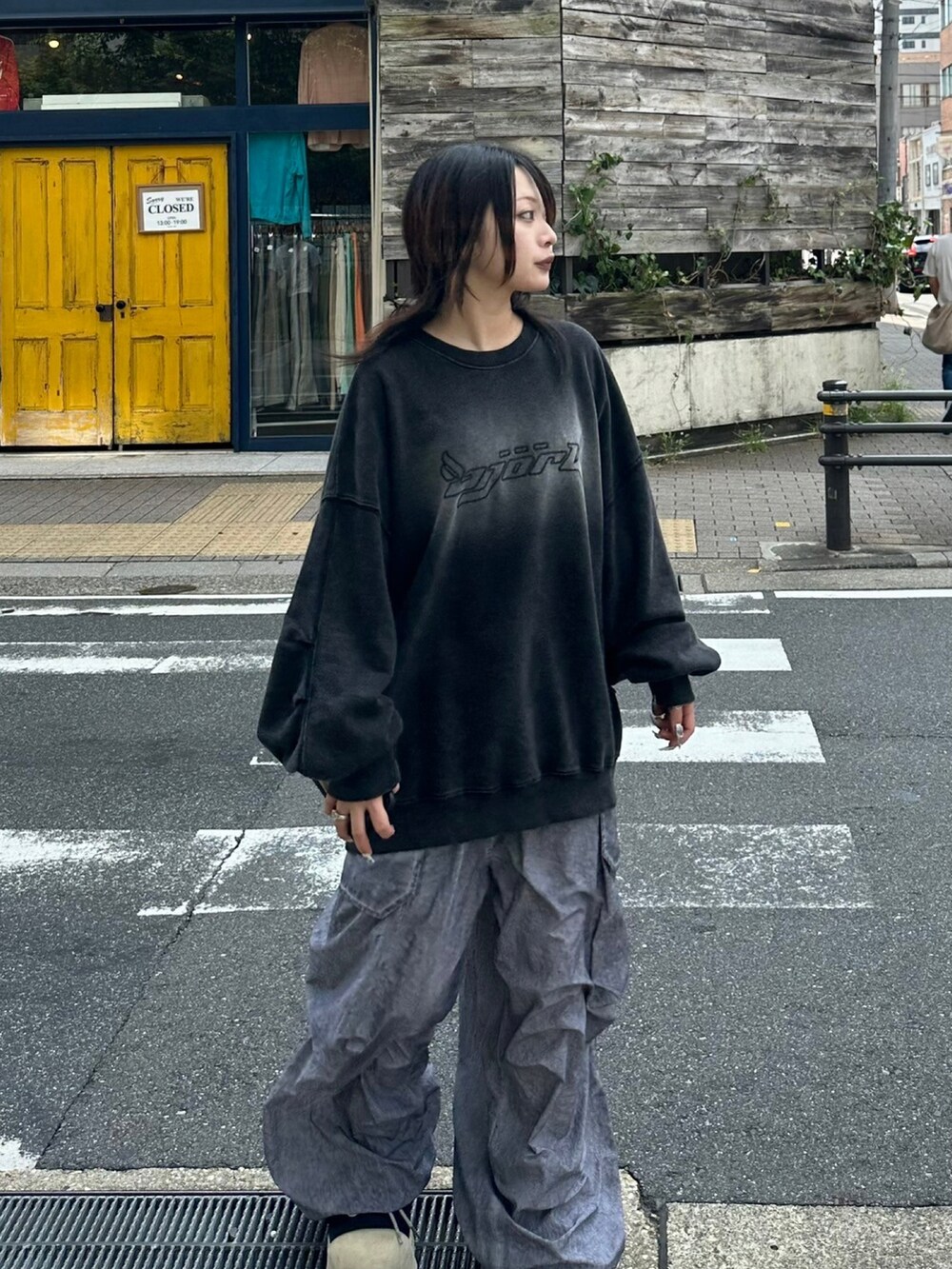 グレー系のスウェット、グレー系のカーゴパンツを着用したレディースの秋コーディネートの4枚目の写真