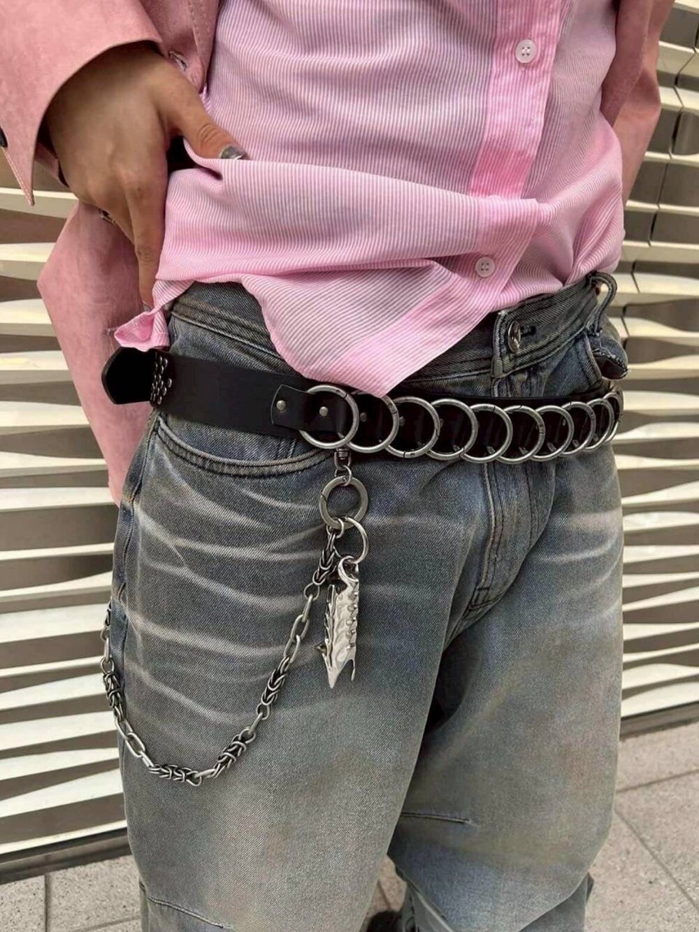 ピンク系のシャツ/ブラウス、ブラック系のベルト、ブラック系のキャップを着用したメンズの春コーディネートの4枚目の写真