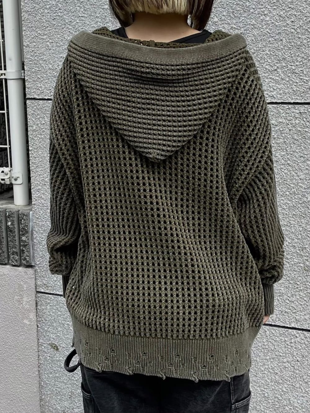 グリーン系のパーカーを着用したレディースの秋コーディネートの5枚目の写真