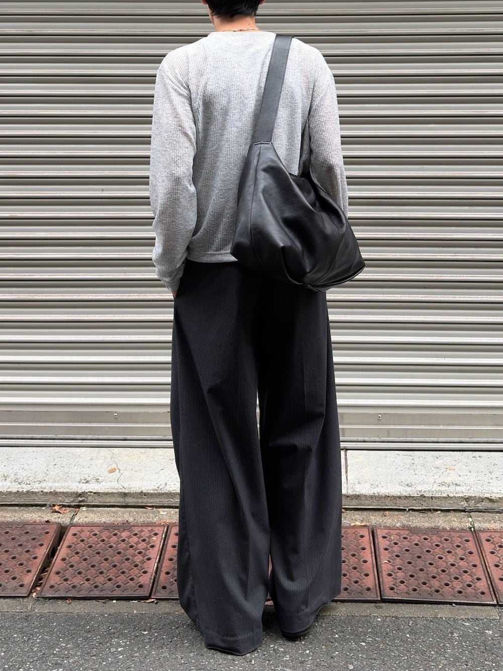 グレー系のカーディガン/ボレロを着用したメンズの秋コーディネートの4枚目の写真