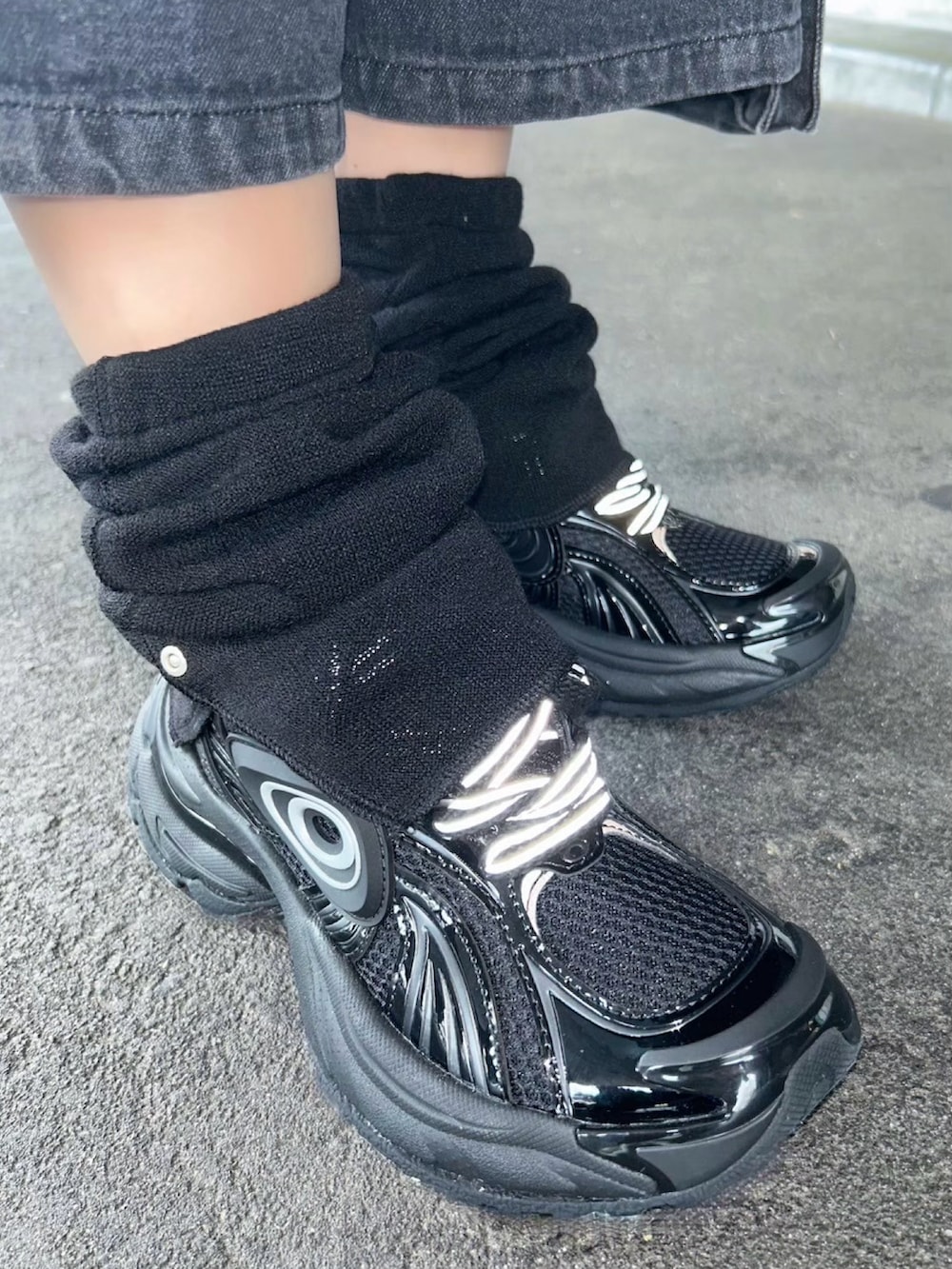 ブラック系のTシャツ/カットソー、ホワイト系のTシャツ/カットソー、ブラック系のデニムパンツを着用したレディースの秋コーディネートの5枚目の写真