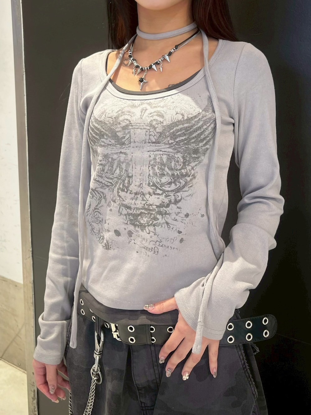 グレー系のTシャツ/カットソー、ブラック系のデニムパンツ、ホワイト系のスニーカーを着用したレディースの春コーディネートの4枚目の写真