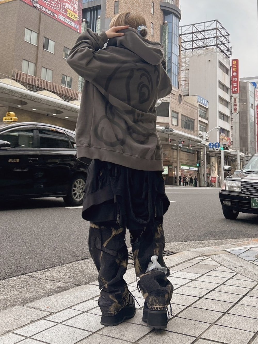 グレー系のTシャツ/カットソー、ブラック系のパーカー、ブラック系のデニムパンツを着用したレディースの冬コーディネートの2枚目の写真