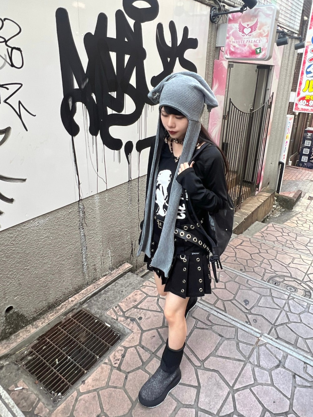 ブラック系のTシャツ/カットソー、ブラック系のバックパック/リュック、グレー系のニットキャップ/ビーニーを着用したレディースの秋コーディネートの3枚目の写真