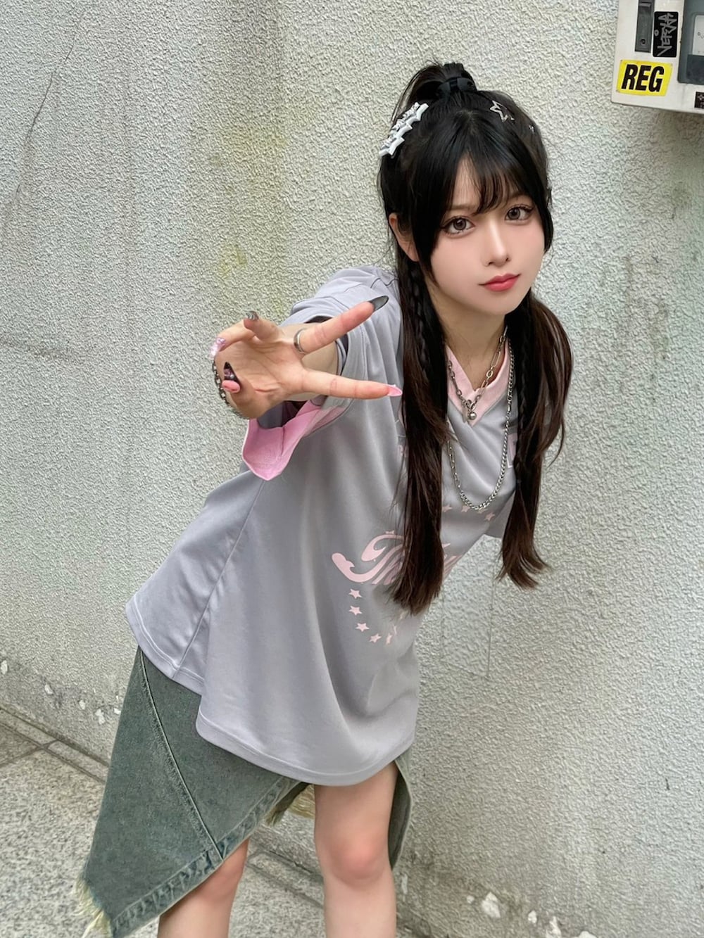 ブルー系のデニムスカート、グレー系のTシャツ/カットソーを着用したレディースの秋コーディネートの3枚目の写真