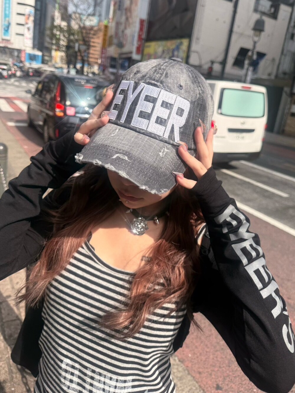 ブラック系のTシャツ/カットソー、ブラック系のキャップを着用したレディースの春コーディネートの3枚目の写真