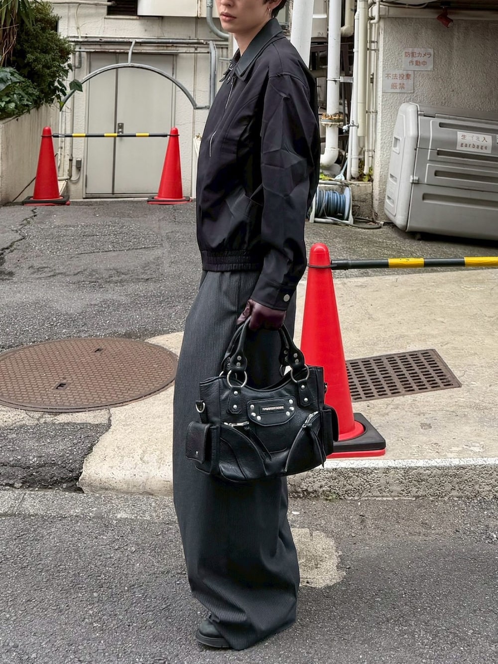 ブラック系のブルゾンを着用したメンズの冬コーディネートの2枚目の写真