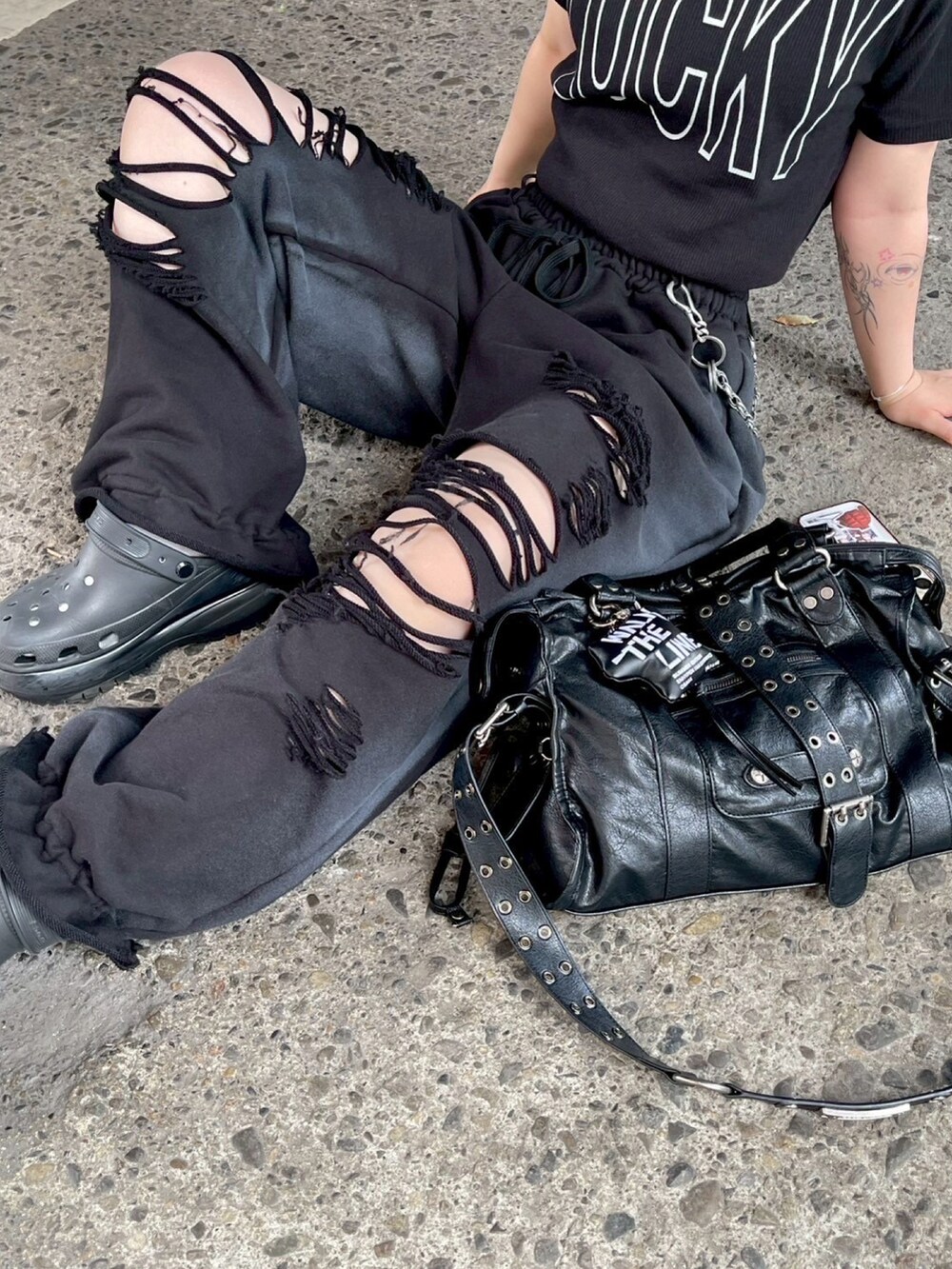 ブラック系のスウェットパンツを着用したレディースの秋コーディネートの5枚目の写真