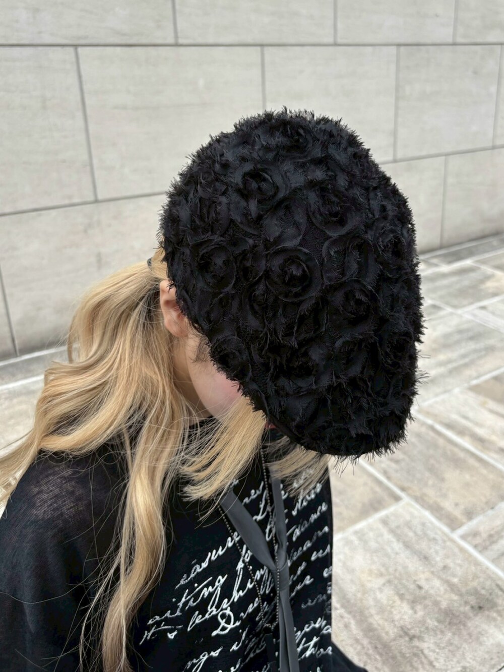 ブラック系のTシャツ/カットソー、ブラック系のハンチング/ベレー帽、グレー系のレッグウォーマーを着用したレディースの春コーディネートの5枚目の写真