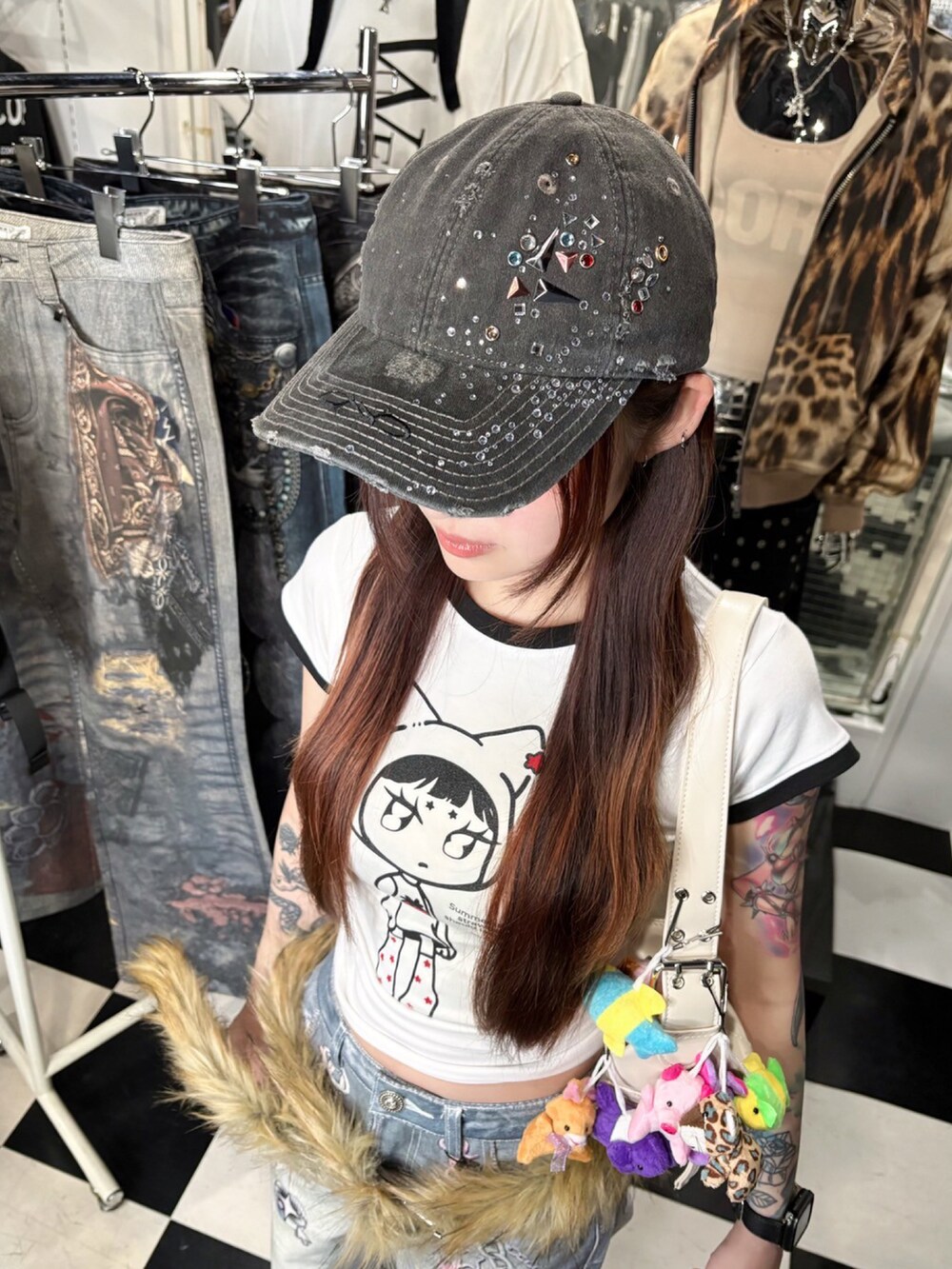 ホワイト系のTシャツ/カットソーを着用したレディースの夏コーディネートの4枚目の写真