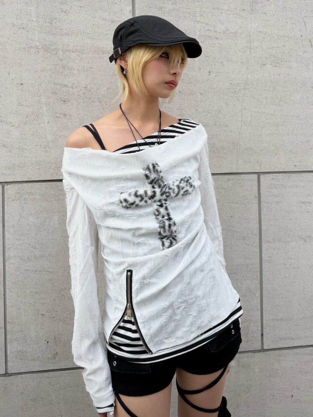 ホワイト系のTシャツ/カットソーを着用したレディースの春コーディネートの2枚目の写真