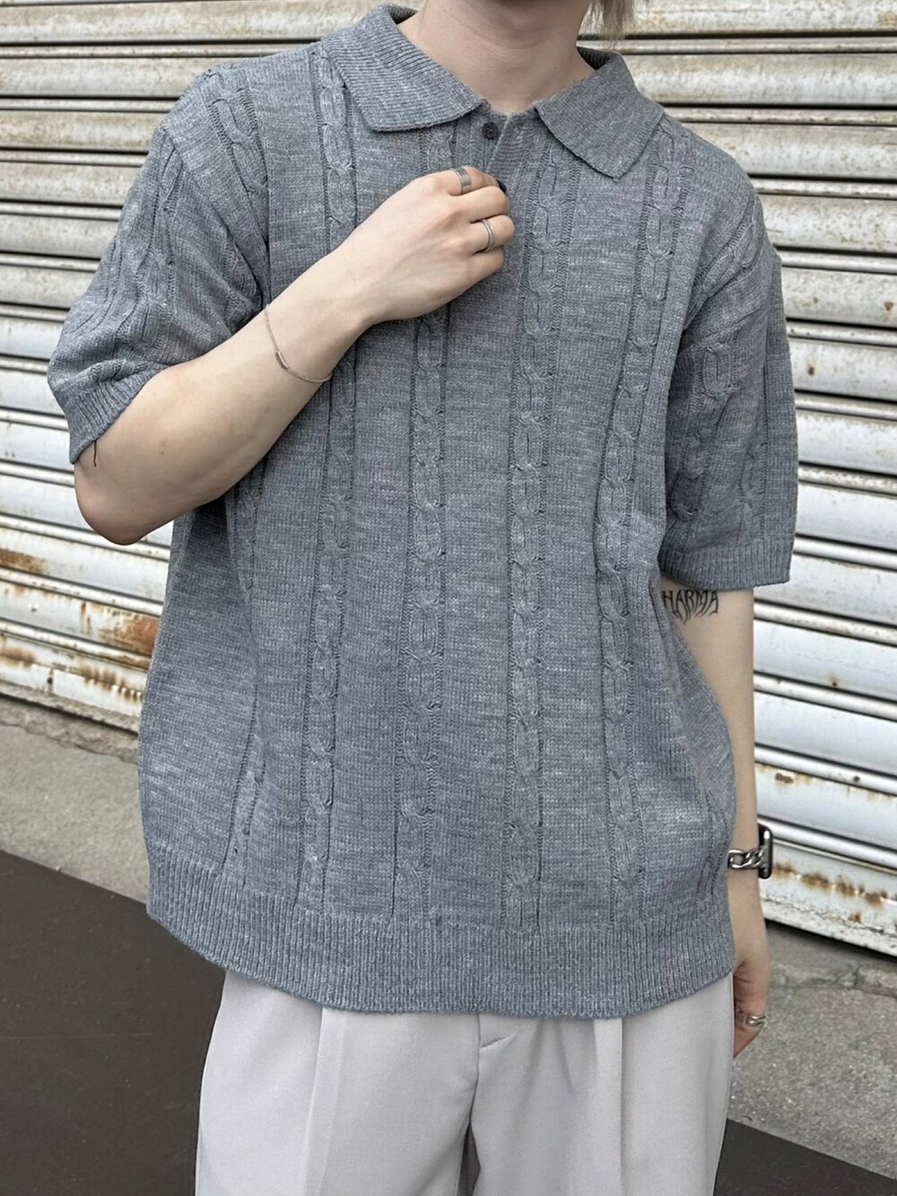 グレー系のポロシャツを着用したメンズの秋コーディネートの2枚目の写真