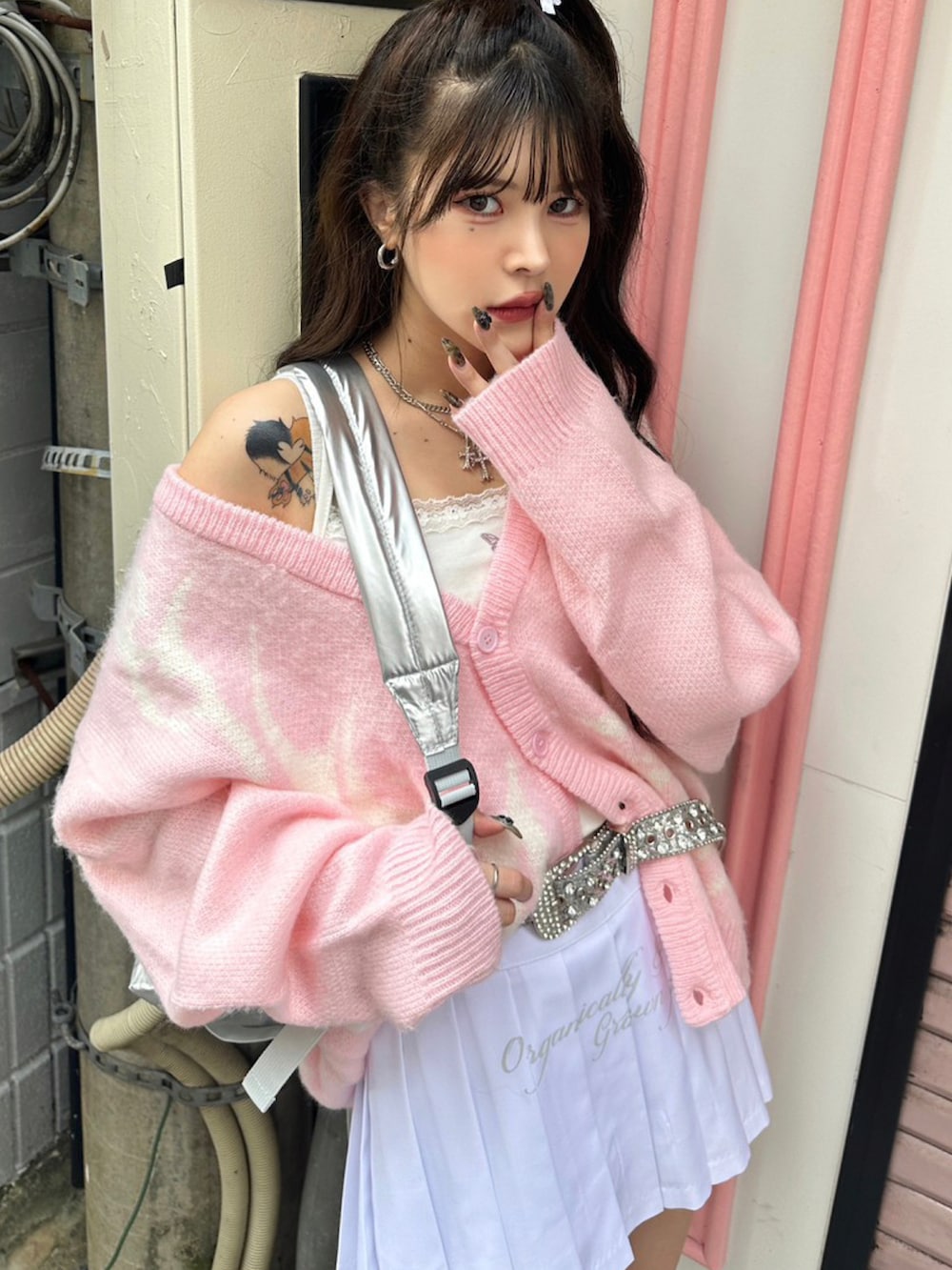 「韓国ファッション、韓国ブランド、韓国、韓国コーデ、ニット、カーディガン、ミニスカート、プリーツスカート、かわいい、ピンク、ホワイト、ブーツ、ロングブーツ、リュック、バックパック」｜「Never mind the XU / Chikashitsu+のストリートブランド nmtc + エヌエムティーシープラス string backpack バックパック リュック ストリング バック メタリック シルバーバック 鞄 韓国ファッション（バックパック/リュック、シルバー系）」を使った、Never mind the XU / Chikashitsu+さん（レディース・162cm）の秋コーディネートの2枚目の写真
