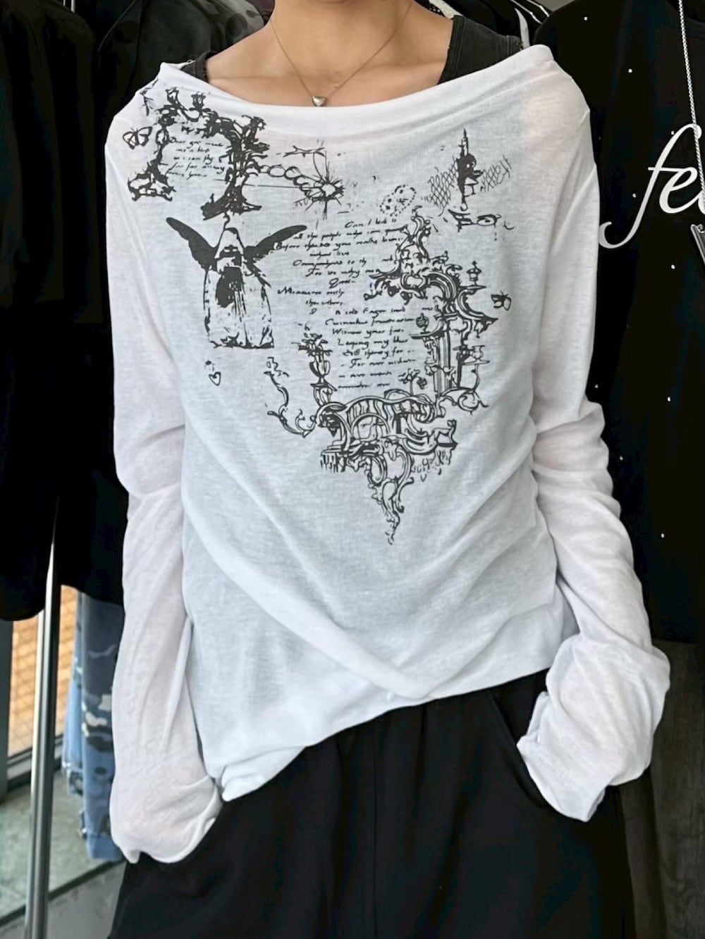 ホワイト系のTシャツ/カットソーを着用したメンズの秋コーディネートの3枚目の写真