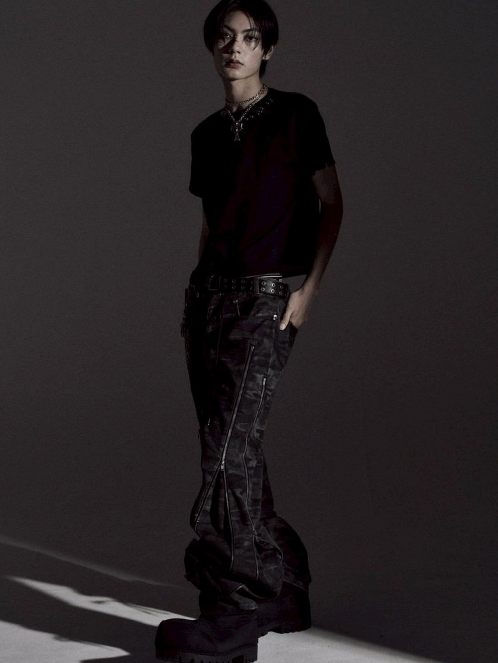 グレー系のデニムパンツを着用したメンズの冬コーディネートの2枚目の写真