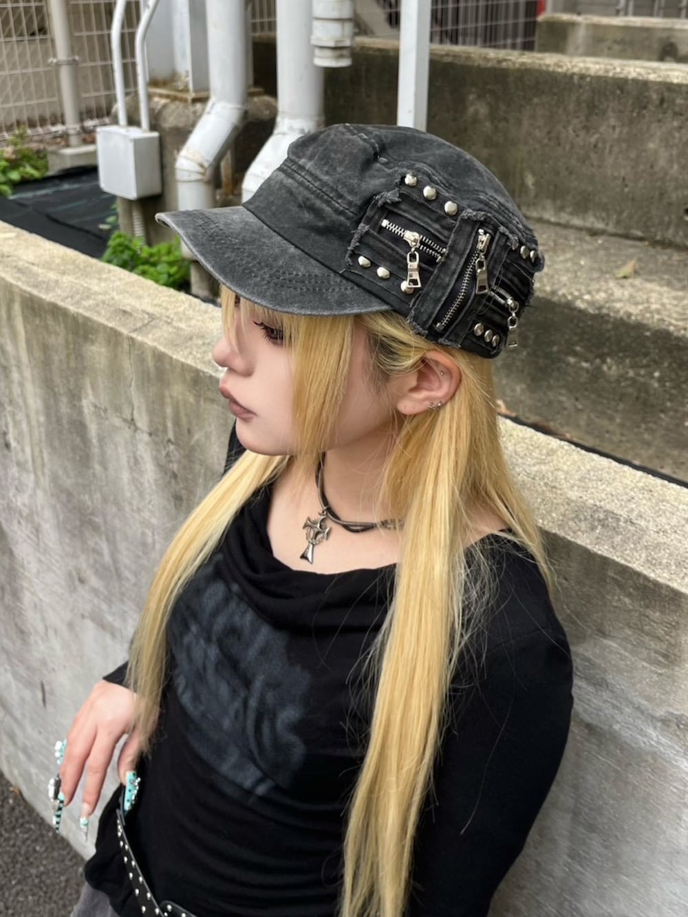 グレー系のキャップを着用したレディースの春コーディネートの4枚目の写真