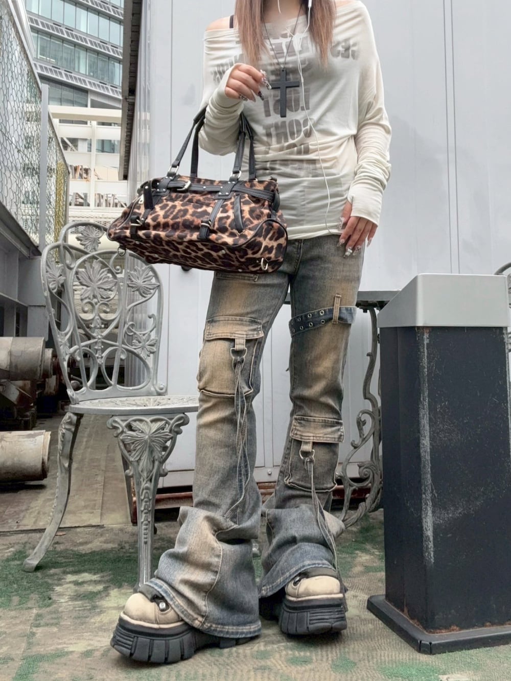 ブラウン系のショルダーバッグ、ホワイト系のTシャツ/カットソー、ブラウン系のハンチング/ベレー帽を着用したレディースの春コーディネートの4枚目の写真