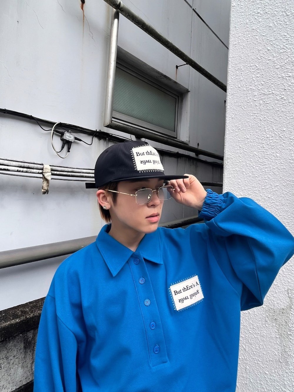 「スニーカー、デニム、ワントーンコーデ、ストリート、青」｜「ESC STUDIOの【ESC STUDIO/イーエスシースタジオ】patch polo mtm/パッチ ポロシャツ スウェット オーバーサイズ（ポロシャツ、ブルー系）」を使った、Never mind the XU / Chikashitsu+さん（メンズ・173cm）の春コーディネートの2枚目の写真
