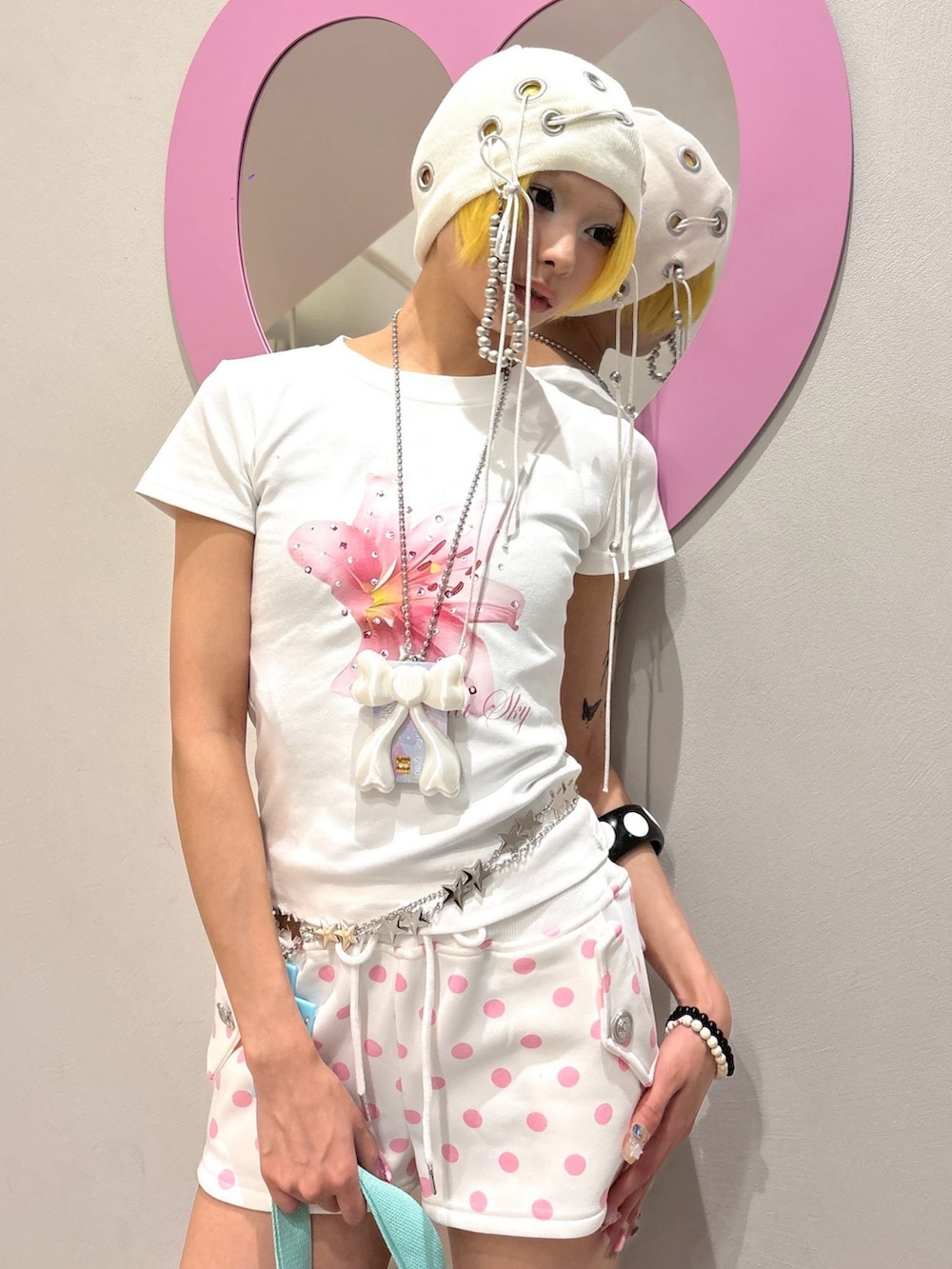 ブルー系のトートバッグ、ホワイト系のTシャツ/カットソー、ピンク系のスウェットパンツを着用したレディースの夏コーディネートの3枚目の写真