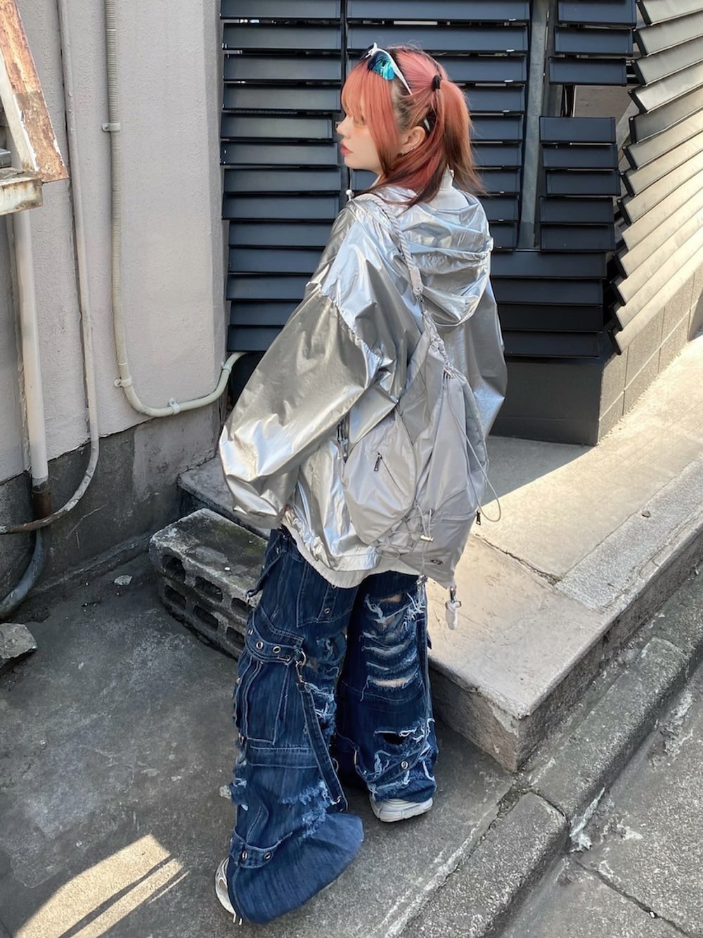 「春服、メンズファッション、今日のコーデ、シルバー、デニム、ダメージデニムパンツ、ワイドデニム、オーバーサイズ、お出かけコーデ、ストリート、ストリートコーデ、スニーカー、スニーカー女子、韓国ブランド、韓国ファッション」｜「FANCY CLUBの韓国ブランド NASTY FANCY CLUB ナスティーファンシークラブ CANDOR NYLON ROPE GYM SACK ジムサック ナイロン ナップサック ミニバッグ リュック 韓国ファッション（バックパック/リュック、グレー系）」を使った、Never mind the XU / Chikashitsu+さん（レディース・157cm）の春コーディネートの4枚目の写真