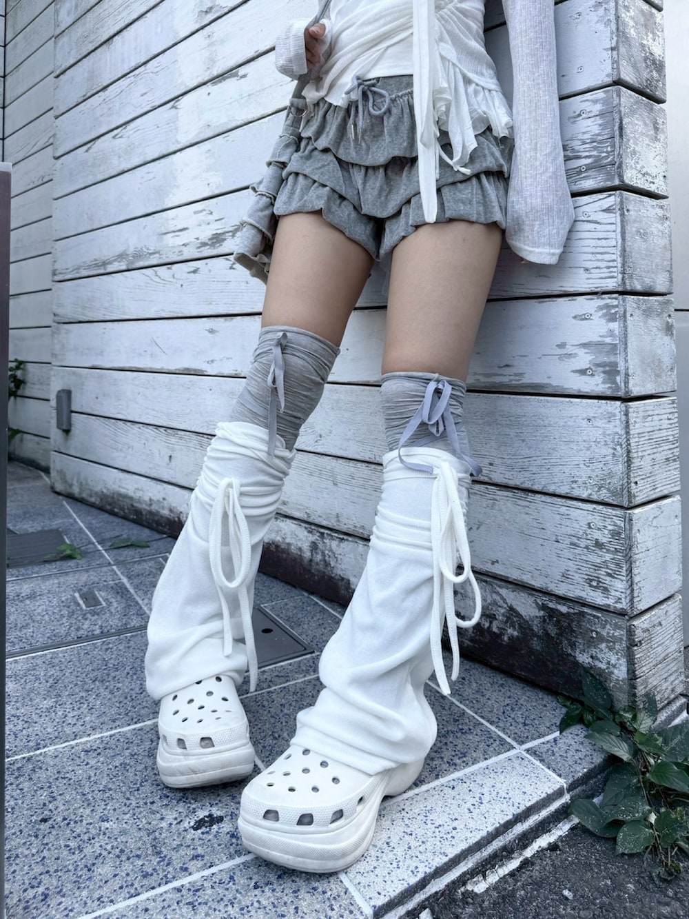 ホワイト系のカーディガン/ボレロ、ホワイト系のレッグウォーマー、グレー系のレッグウォーマーを着用したメンズの秋コーディネートの5枚目の写真