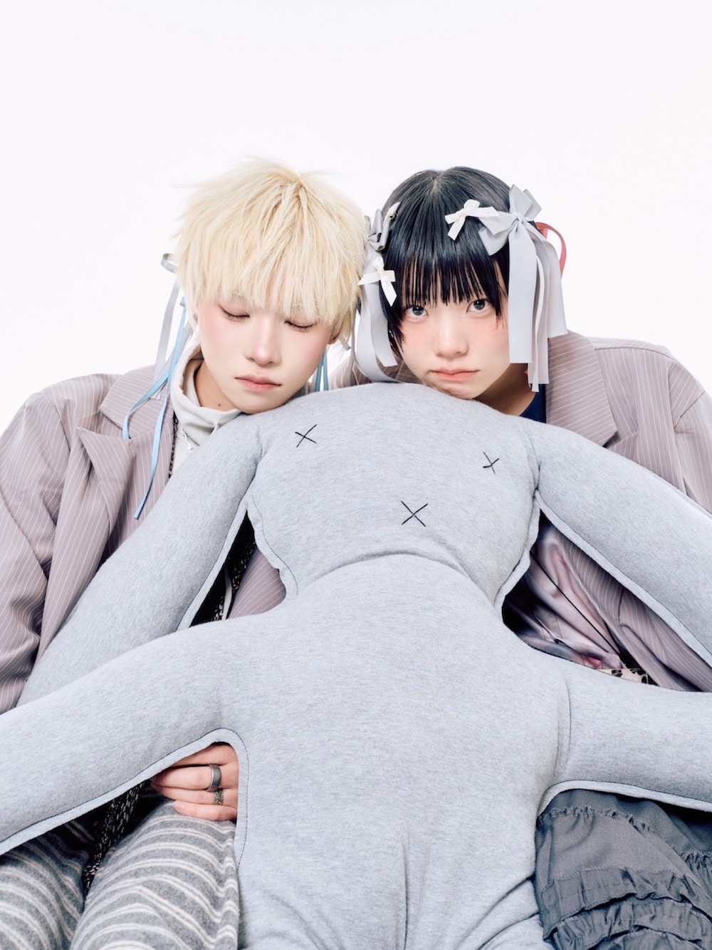 グレー系のスウェットパンツ、ブラック系のスカート、グレー系のテーラードジャケットを着用したレディースの春コーディネートの4枚目の写真