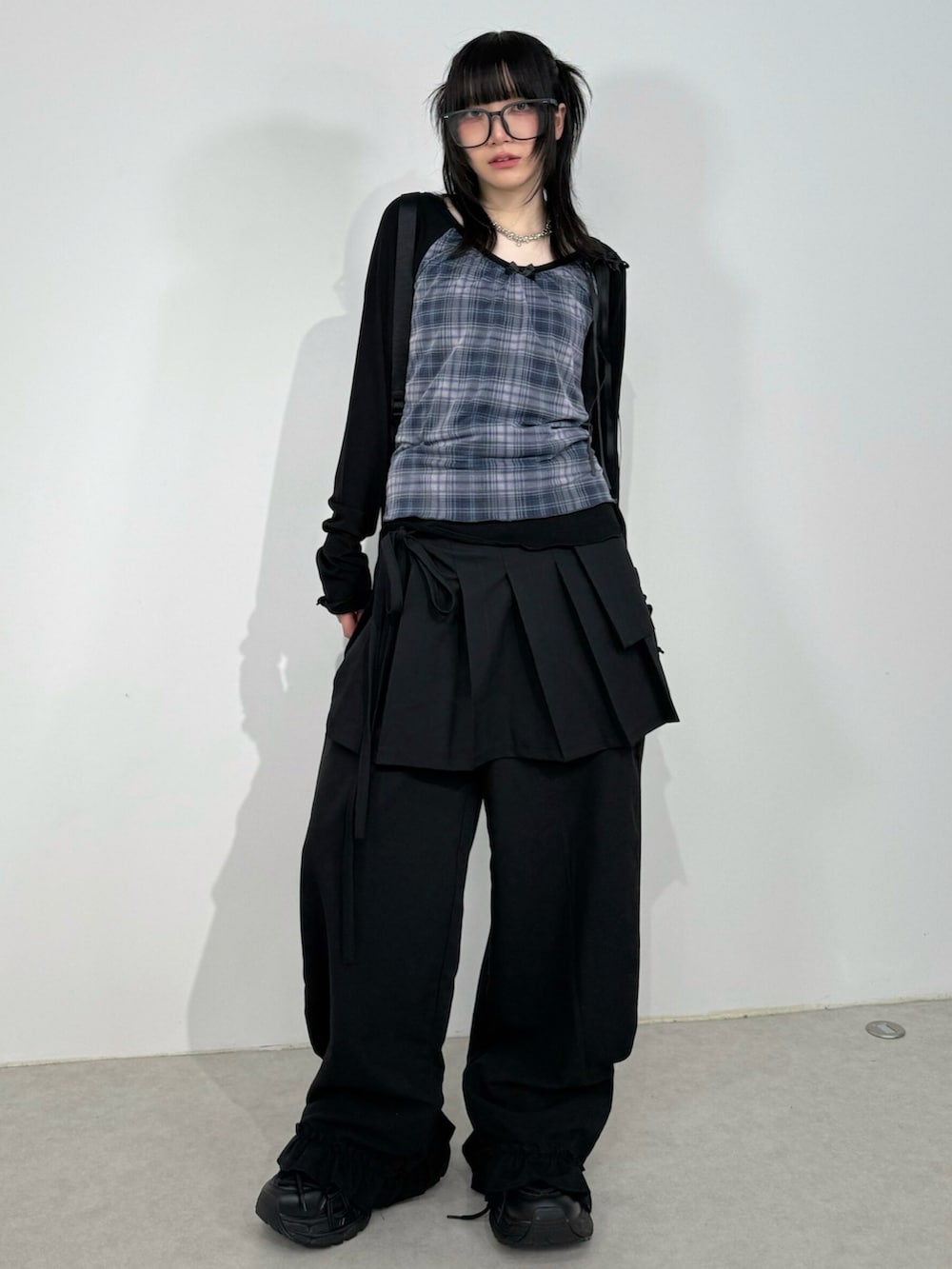 ブラック系のTシャツ/カットソー、ブルー系のバックパック/リュックを着用したレディースの夏コーディネートの2枚目の写真